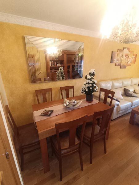 Mesa de comedor en salón