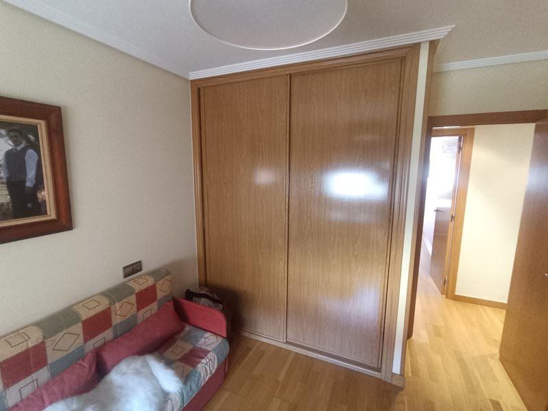 Armario empotrado en sala de estar