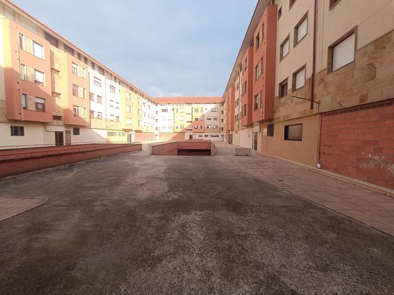 Vista patio interior acceso a garaje