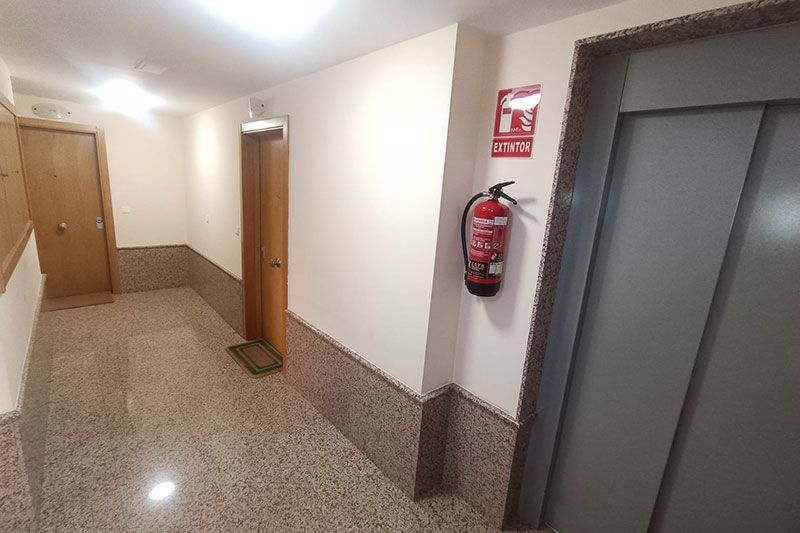 Pasillo comunidad con ascensor