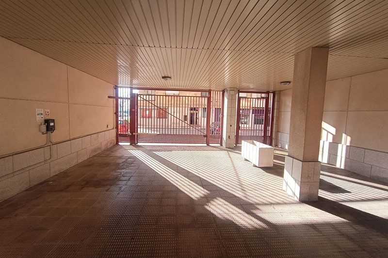 Acceso a portal y garaje vivienda en Arroyo